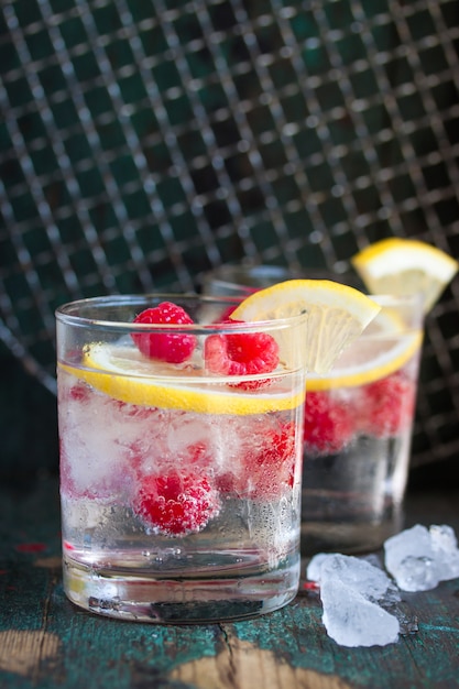 Free photo alcoholic drink with raspberries