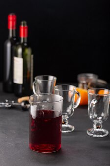 暗い背景にフルーツとスパイス、伝統的なアルコール飲料、クリスマスとアルコールグリューワイン Premium写真