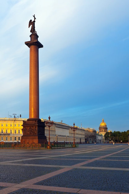 Free photo alexander column in the palace square