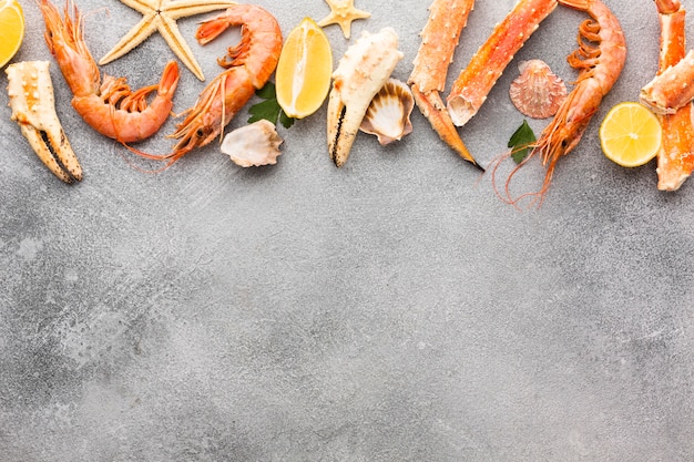 Free photo aligned fresh lobster and shrimps with copy-space