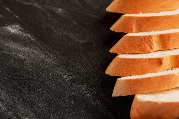 Free photo aligned slices of fresh bread