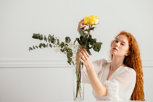 春の花でポーズをとる魅力的な女性