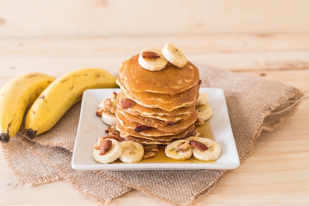 Foto gratuita pancake di banane di mandorle