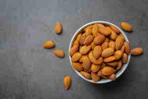 Free photo almonds in bowl on dark background