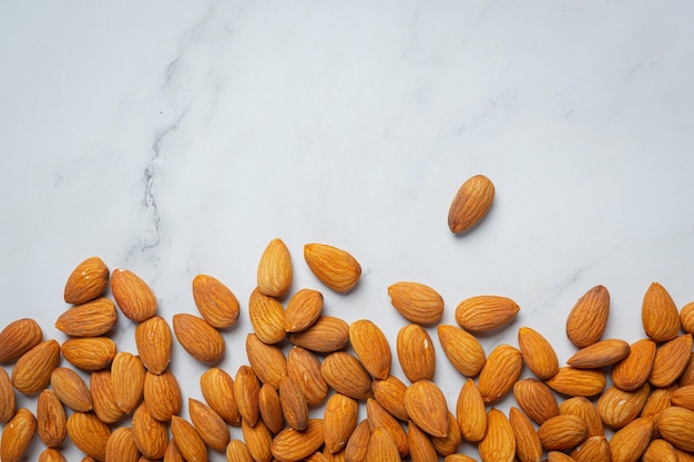 Free photo almonds in bowl on marble background