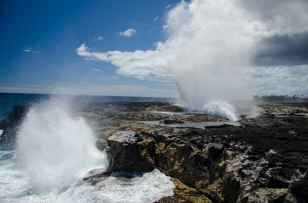 사모아의 햇빛과 푸른 흐린 하늘 아래 Alofaaga Blowholes