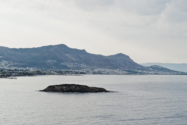 Foto gratuita alone island paesaggio panoramico con isole di montagna e laguna blu sul mar egeo scenario esotico punto di riferimento popolare e famosa destinazione di bodrum in turchia