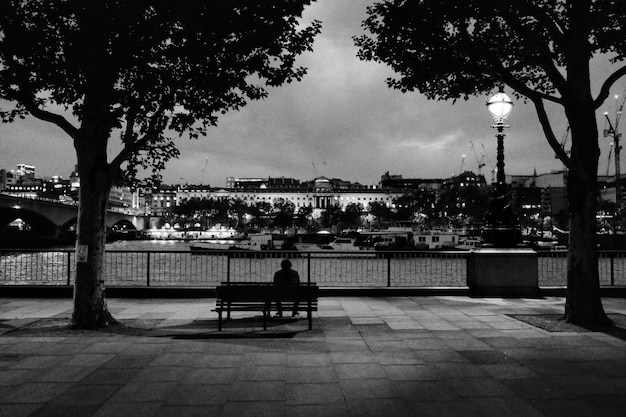 Foto gratuita uomo solo in un parco