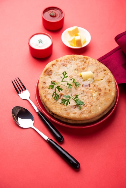 Aloo paratha 또는 gobi paratha는 또한 인도 아대륙에서 유래한 감자 또는 콜리플라워 박제 플랫브레드 요리로 알려져 있습니다.