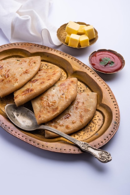 Aloo paratha o gobi paratha noto anche come piatto di focaccia ripieno di patate o cavolfiore originario del subcontinente indiano Foto Gratuite