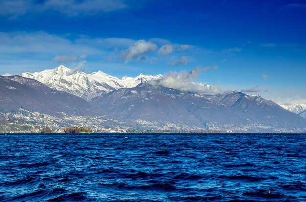 スイス、ティチーノ州のブリサゴ諸島と雪をかぶった山々のあるマッジョーレ湖