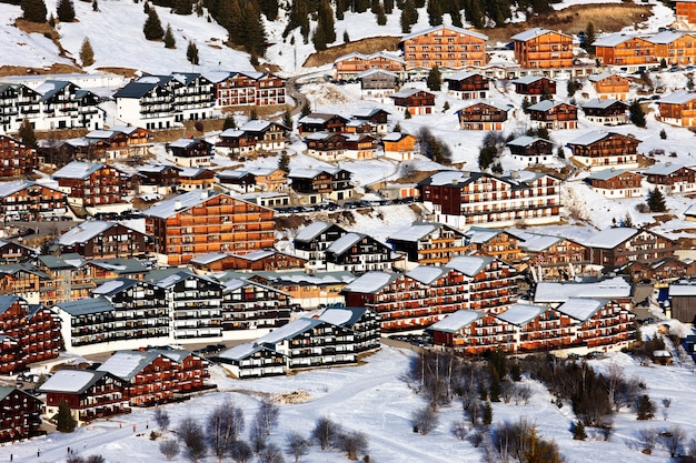 Villaggio alpino con chalet in inverno, francia