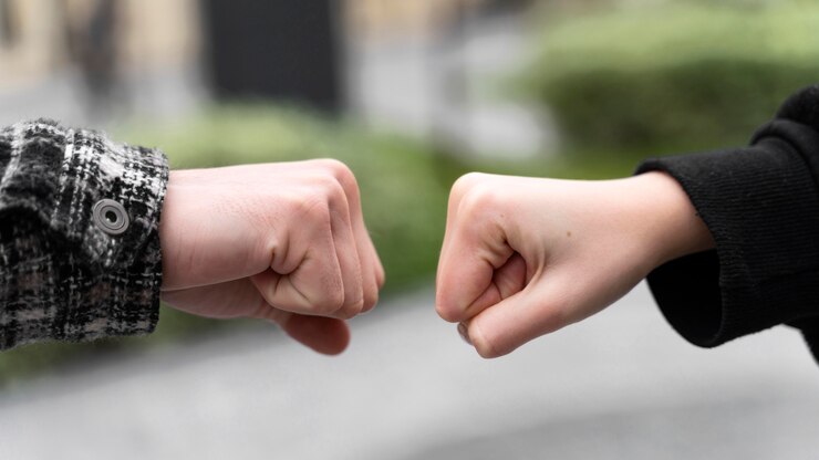 無料Photo フィストバンプにほとんど触れる代替の挨拶
