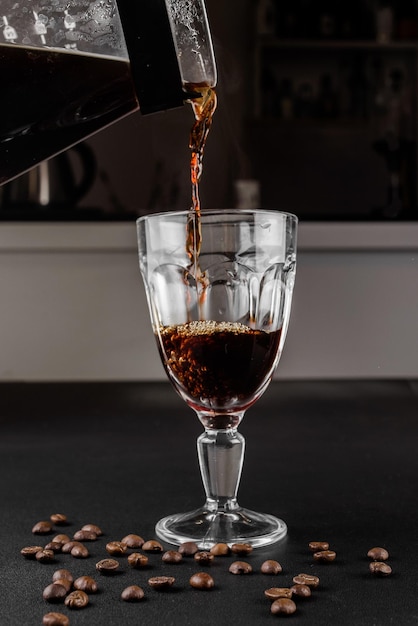 커피 커피 메이커를 만드는 대체 방법은 검정색 배경에 수동 푸어오버 스타일의 유리 커피를 양조하는 것입니다 프리미엄 사진