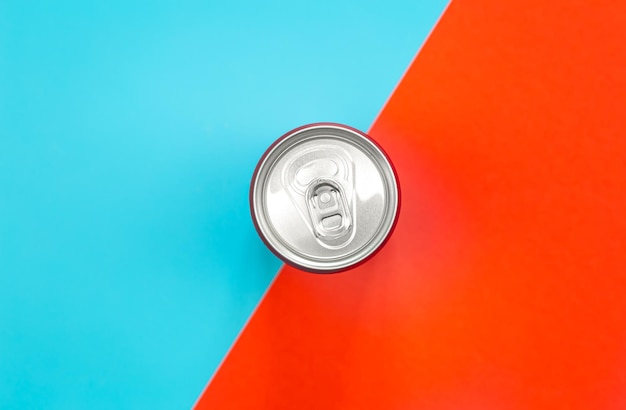 Бесплатное фото Алюминиевая банка для напитков или напитков с вытяжным кольцом на цветном фоне плоской планировки