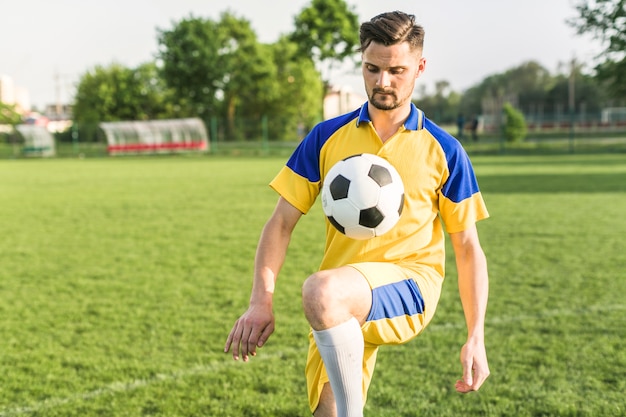 無料写真 男子トレーニングのアマチュアサッカーコンセプト