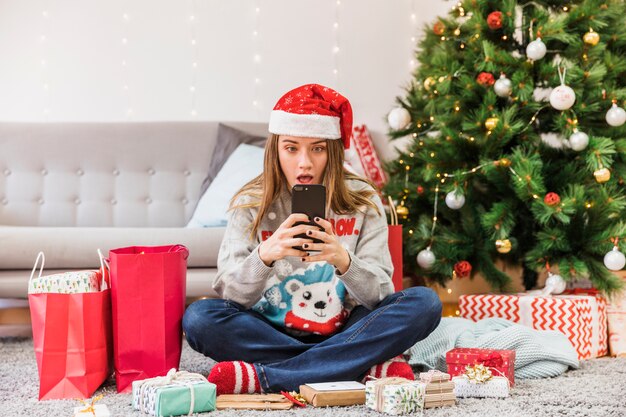 スマートフォンを使用して驚くべき祝宴の女性