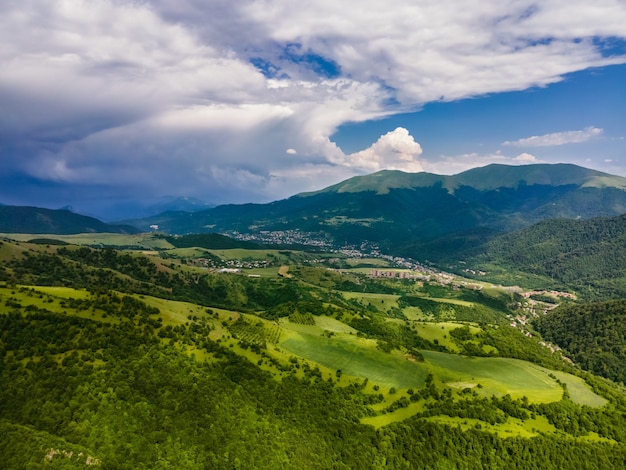 아르메니아에서 Dilijan 풍경의 놀라운 공중 촬영