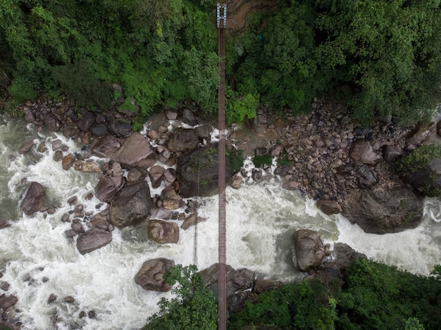 Foto gratuita incredibile ripresa aerea di un fiume circondato da una natura meravigliosa