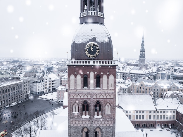 Foto gratuita incredibile vista aerea della città vecchia di riga durante una forte nevicata