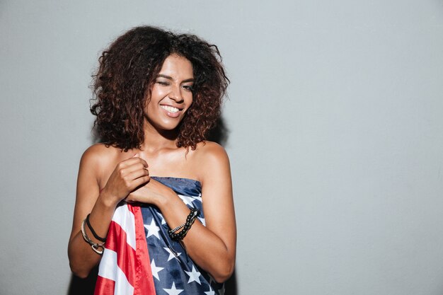 Удивительная африканская молодая леди, одетая в флаг США