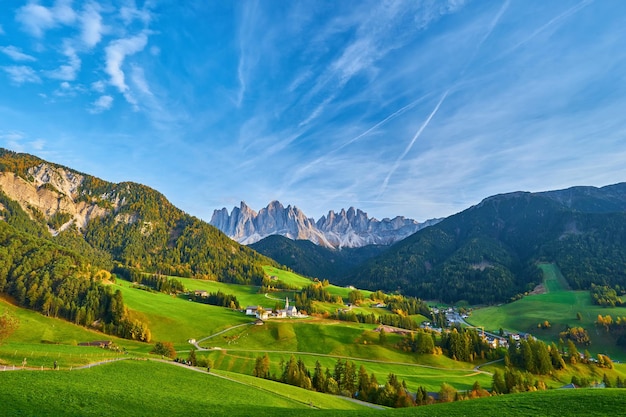 태양 광선 Dolomite Alps Italy 아래 교회 다채로운 나무와 초원이 있는 Santa Maddalena 마을의 놀라운 가을 풍경