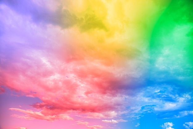 Бесплатное фото Удивительное красивое арт-небо с разноцветными облаками
