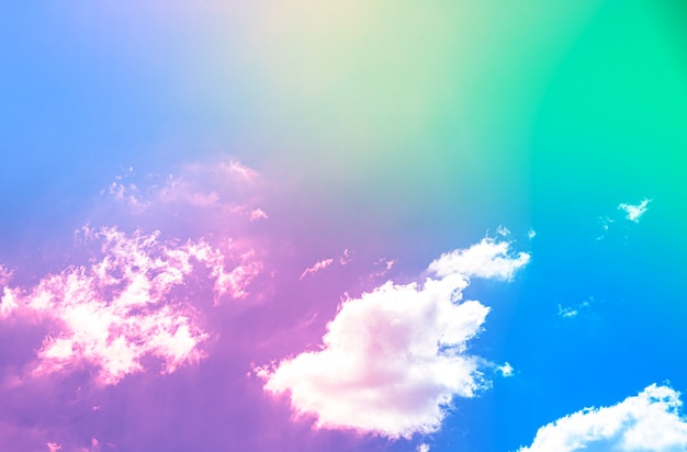 Удивительное красивое арт-небо с разноцветными облаками