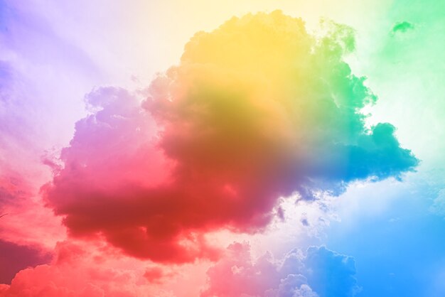 Удивительное красивое арт-небо с разноцветными облаками