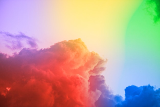 Бесплатное фото Удивительное красивое арт-небо с разноцветными облаками