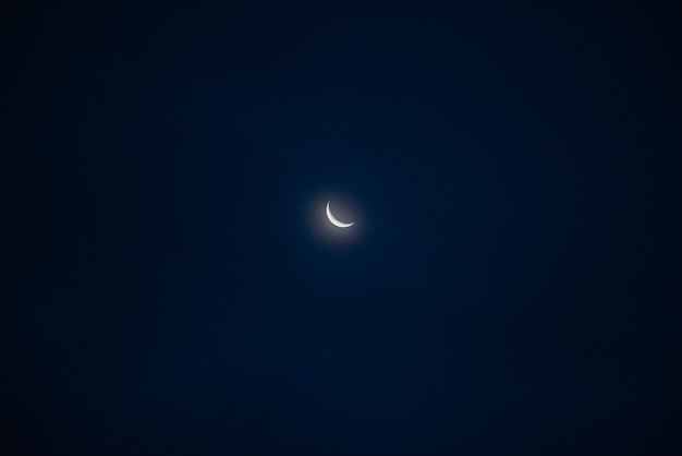 Foto gratuita incredibile bel cielo con nuvole - con la luna