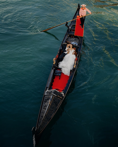 베니스에서 운하를 타고있는 동안 곤돌라에서 한 쌍의 놀라운 사진 촬영