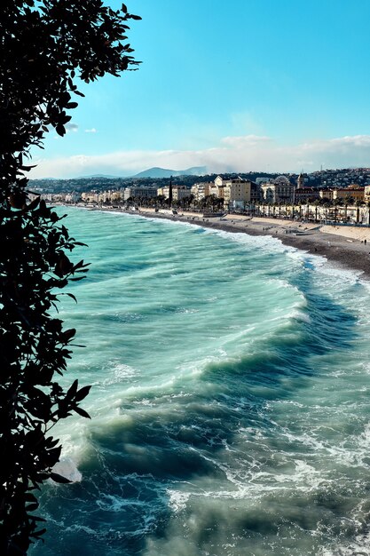 프랑스 니스(Nice)의 영국인 산책로(Promenade des Anglais) 근처 해안선의 놀라운 사진