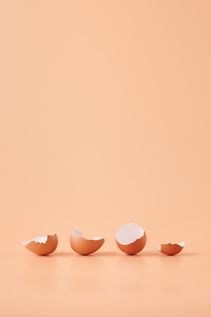 Incredibile colpo di guscio d'uovo isolato su sfondo arancione