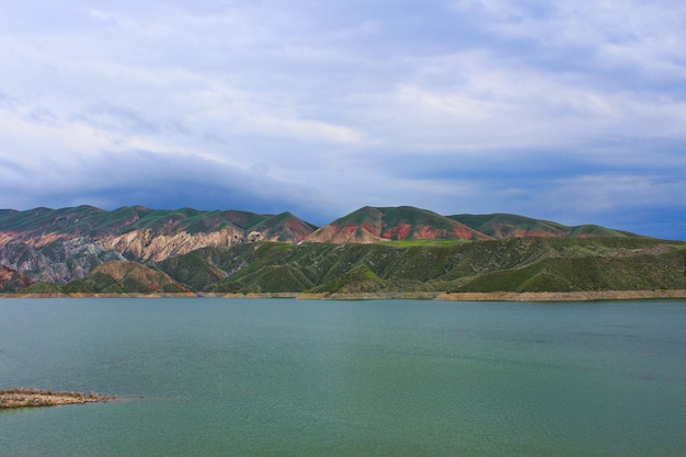 アルメニアの曇り空に山の湖の素晴らしいショット