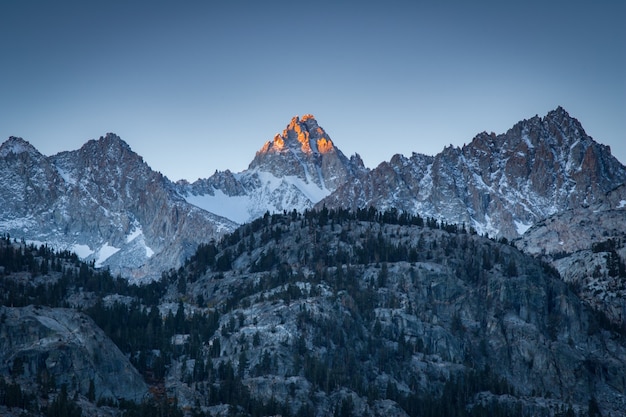 Foto gratuita incredibile scatto di un paesaggio di montagna durante un tramonto