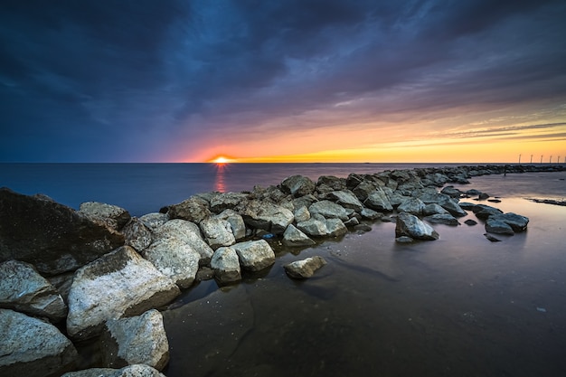 Free photo amazing shot of a natural rocky border on a beautiful sunset