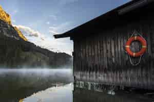 Foto gratuita incredibile scatto di una casa in legno nel lago ferchensee in baviera, germania