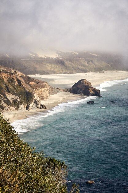 Little Sur River Beach, Big Sur, 캘리포니아, 미국의 놀라운 수직 샷