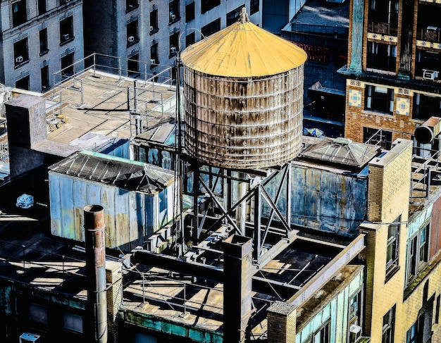 水タンクが付いているダウンタウンの建物の屋根の素晴らしい景色