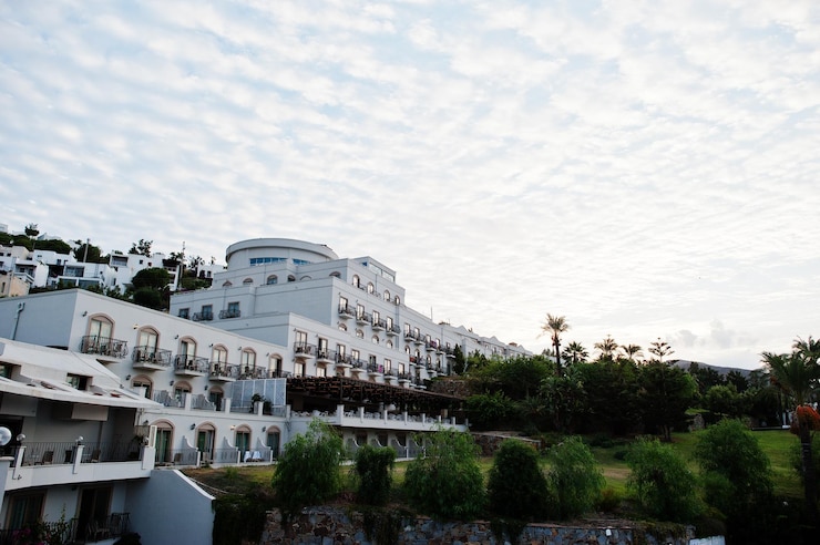무료 Photo 터키 보드룸(bodrum turkey)에서 흐린 하늘이 있는 고급 호텔의 놀라운 전망