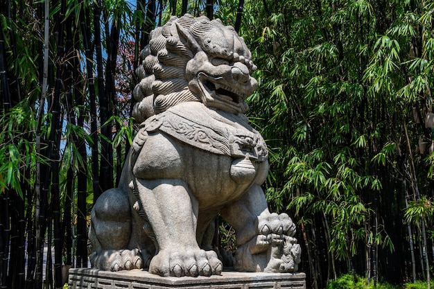 Удивительный вид на каменную скульптуру большого льва, расположенную в садах у залива в Сингапуре.