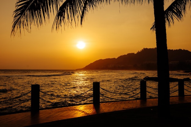 Foto gratuita splendida vista del tramonto sul mare sull'isola asiaticaxa