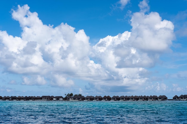 Foto gratuita splendide viste sull'oceano blu delle maldive