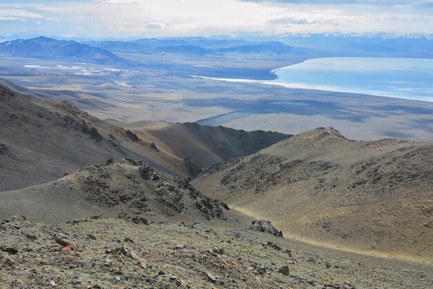モンゴルの素晴らしい冬の風景山々のカラフルなシーンTsagaanShuvuut国立公園