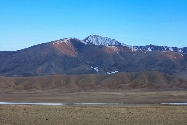 モンゴルの素晴らしい冬の風景山々のカラフルなシーンTsagaanShuvuut国立公園