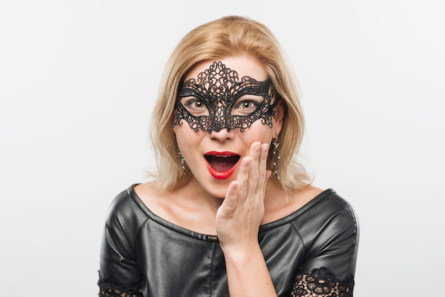 Foto gratuita incredibile giovane donna bionda in maschera