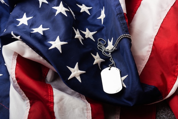 Америка флаг соединенных штатов и цепные жетоны военные символизирующие