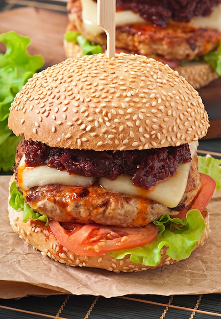 Free photo american burger with chicken and bacon, homemade barbecue sauce