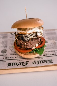 Американский сырный бургер с картофелем фри Premium Фотографии